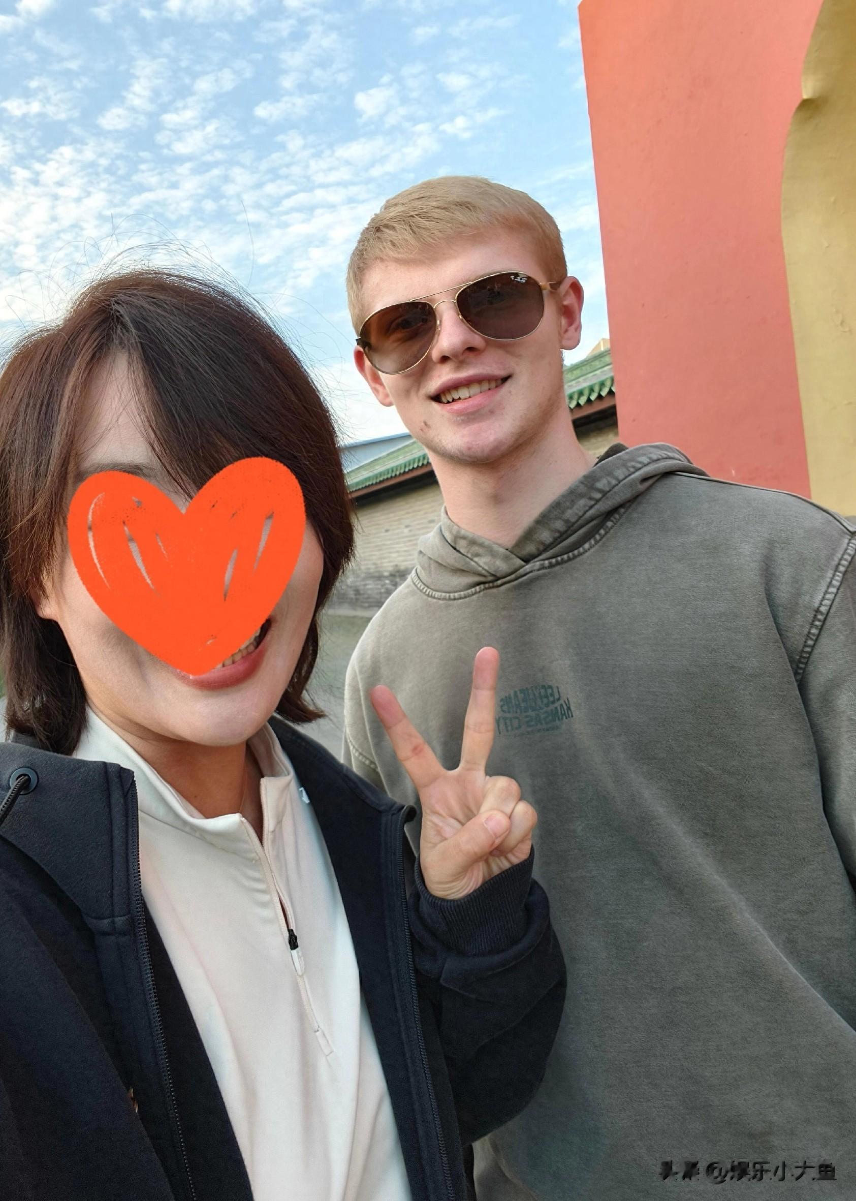 网友天坛公园偶遇小布,穿灰色卫衣戴着墨镜又酷又帅!