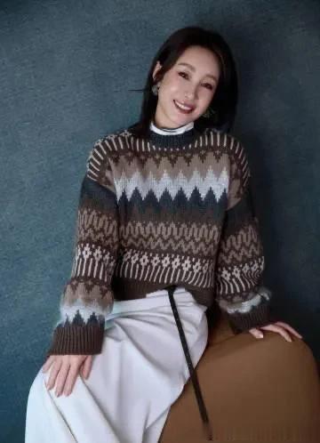 秦海璐真是中年女人的穿搭标杆！穿毛衣+半裙+靴子，时髦又高级