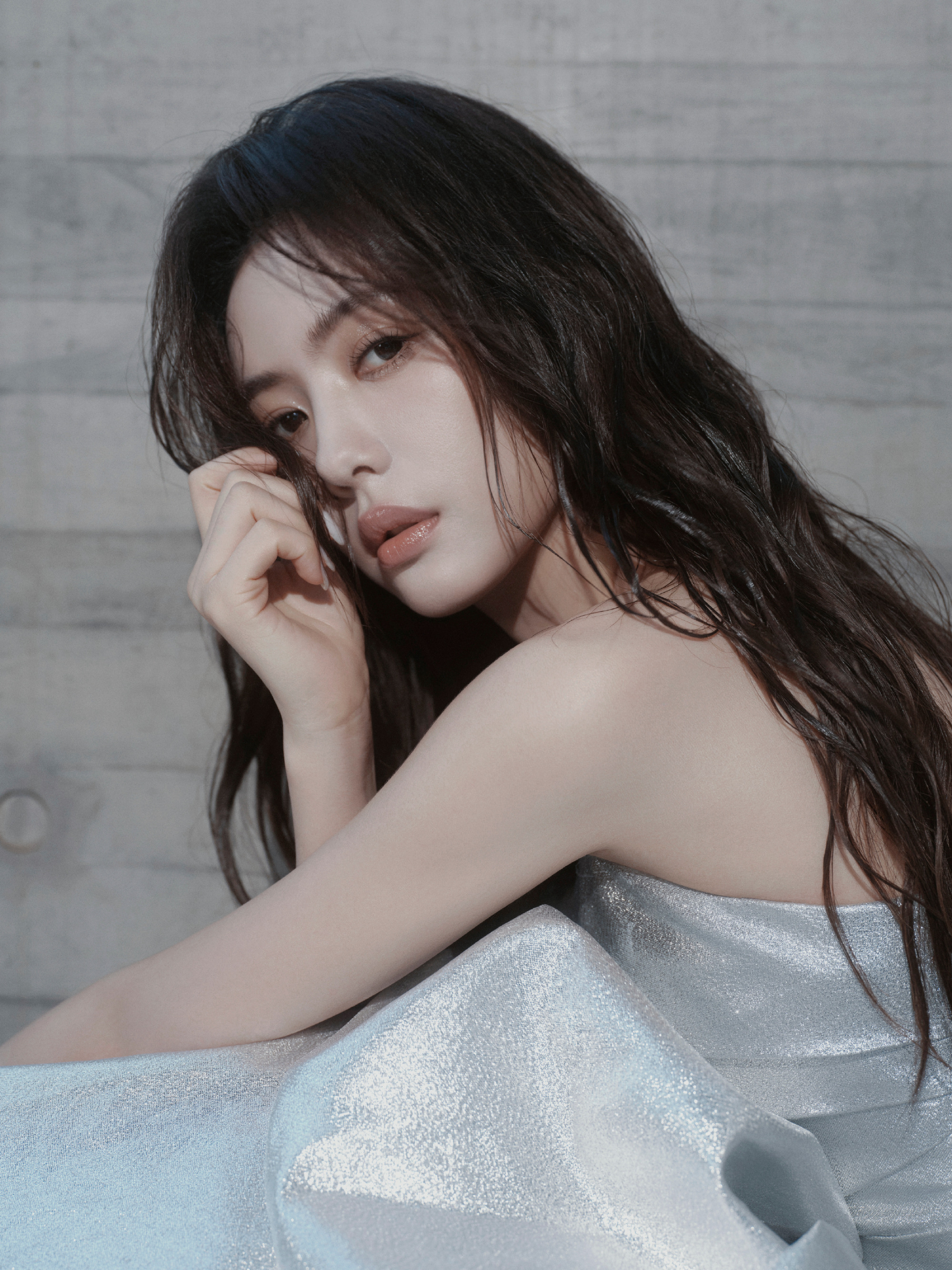 蔡文静银色抹胸连衣裙