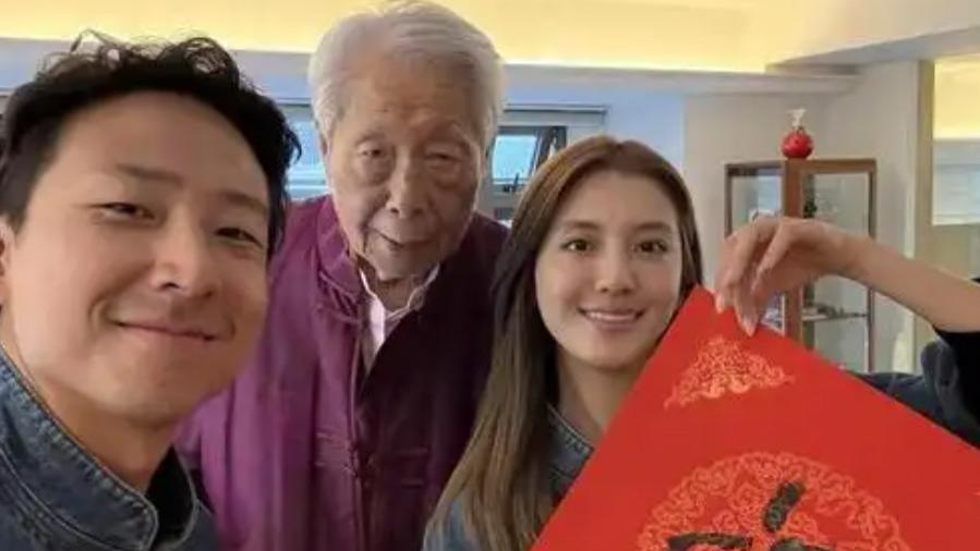 看看施伯雄爷爷写的“福”字，再看吴千语写的，不能缺什么秀什么