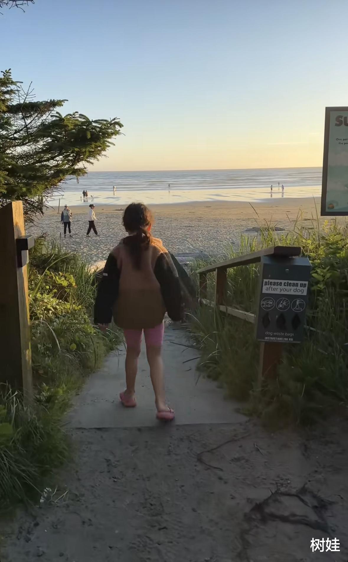 谢婷婷临盆前带6岁女儿出游，小7岁男友陪伴，三人在海边烧烤漫步