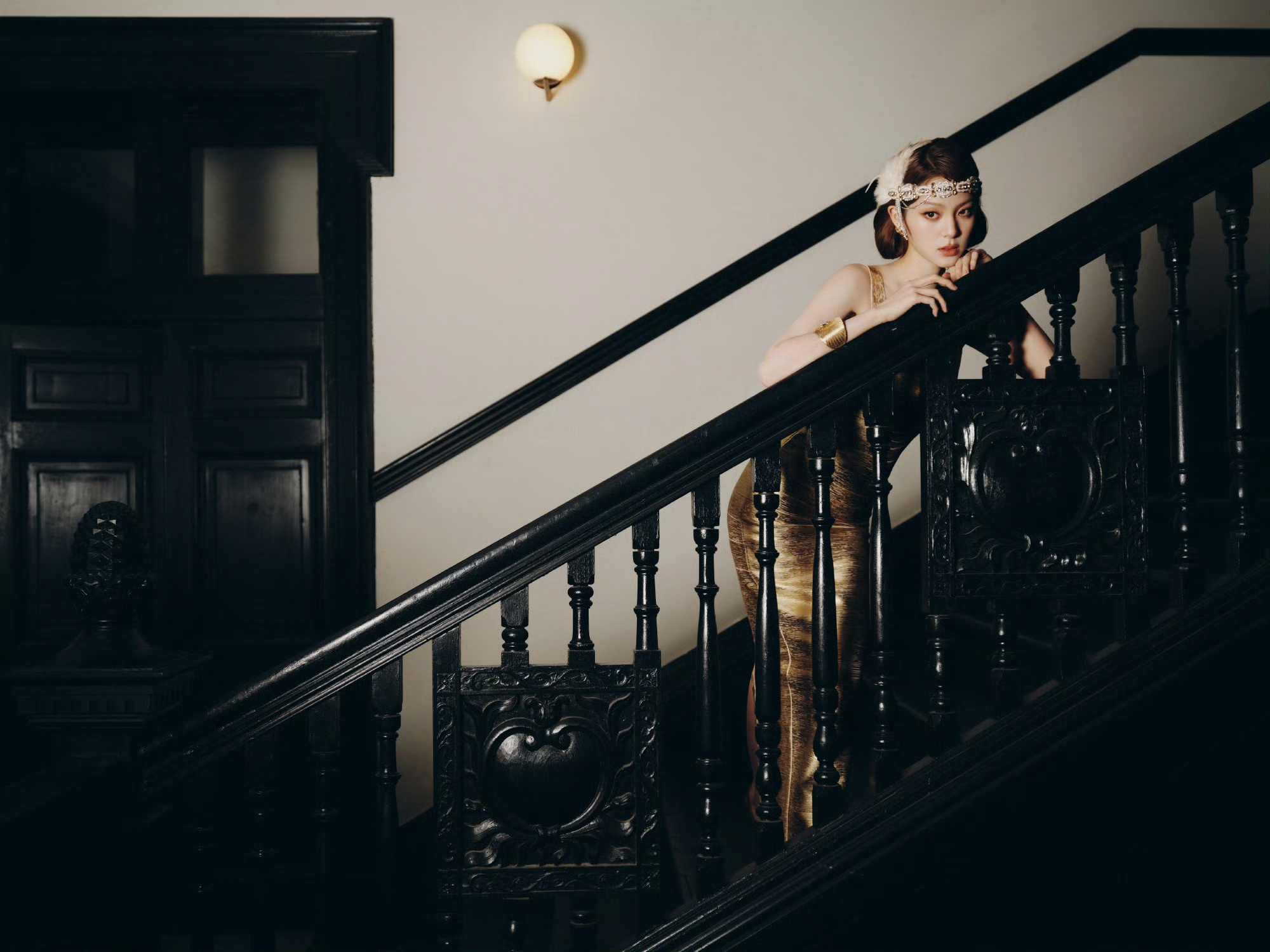 欧阳娜娜cos黛茜,鎏金裙勾勒曼妙曲线,复古氛围感超绝!