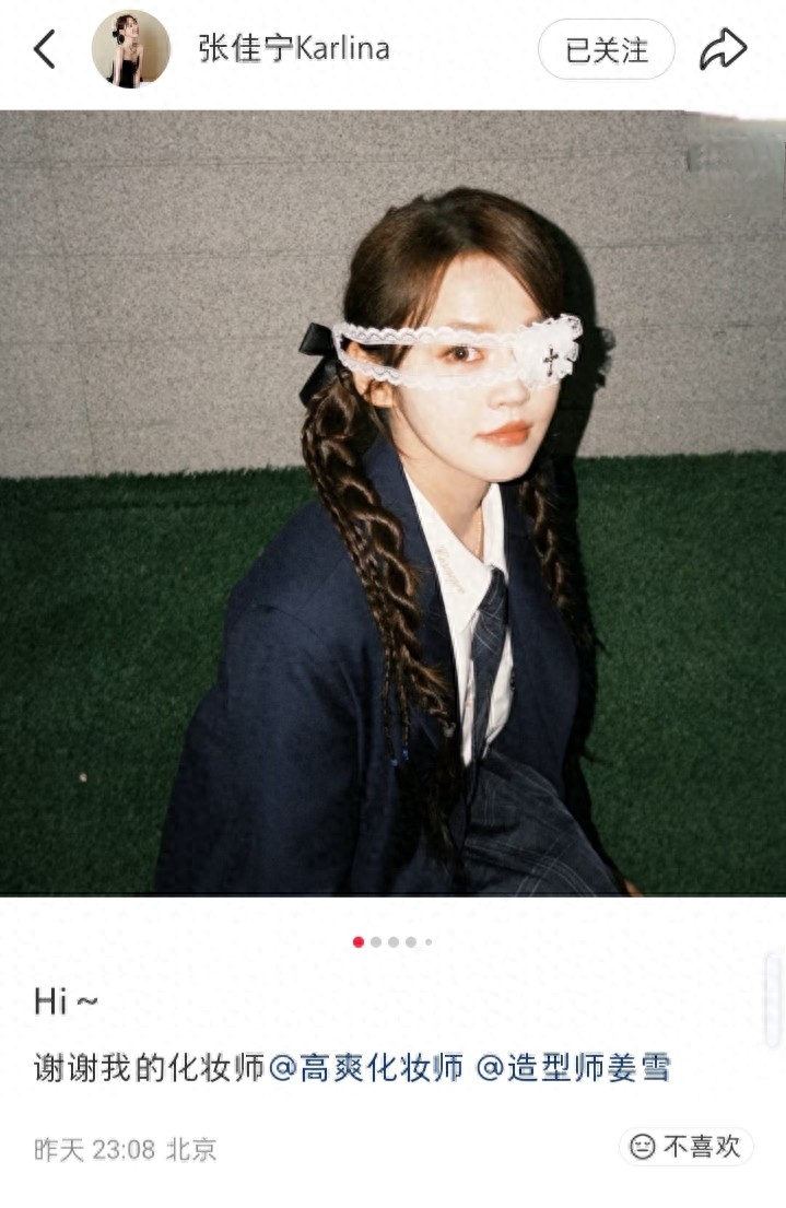 张佳宁分享学院风穿搭美照，暗黑系JK造型又甜又飒