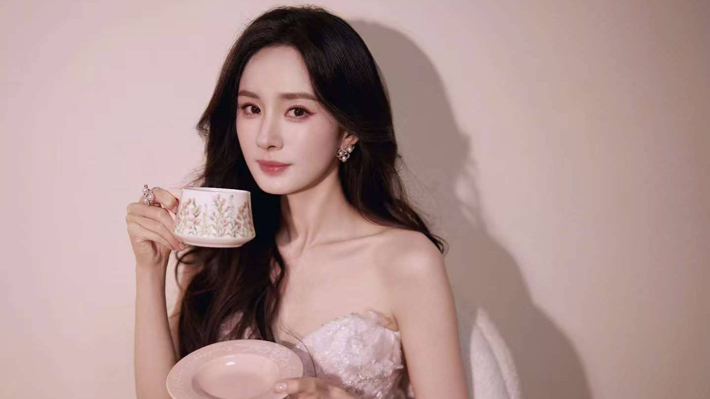 【柔情粉韵，勾勒优雅瞬间，诠释最高级的浪漫】——杨幂