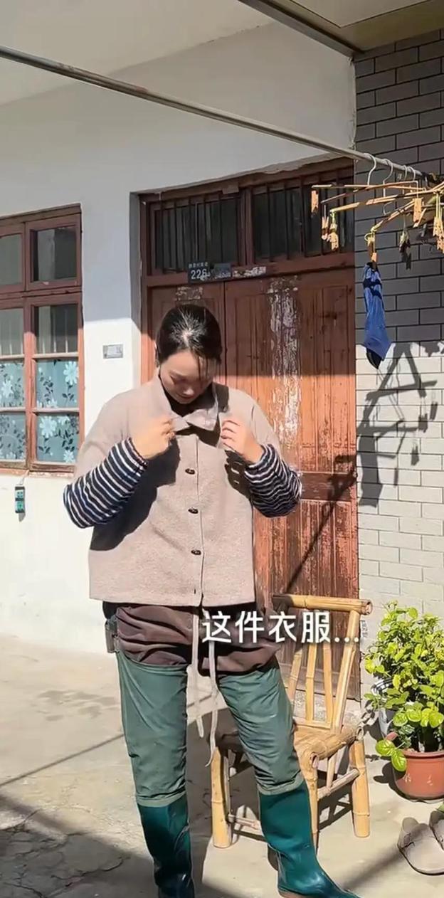 44岁朱丹回金华老家！穿水靴割茭白，吃大碗猪油面， 妈妈罕见露面