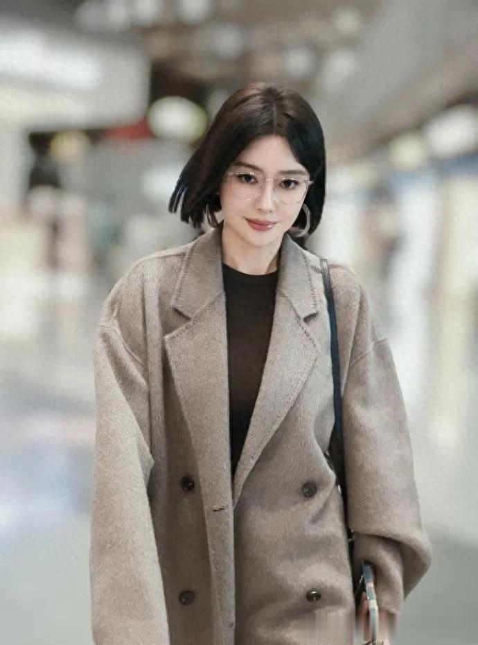 秦岚剪波波头年轻25岁！穿大衣+棕色打底衫+牛仔裤 时髦洋气又高级