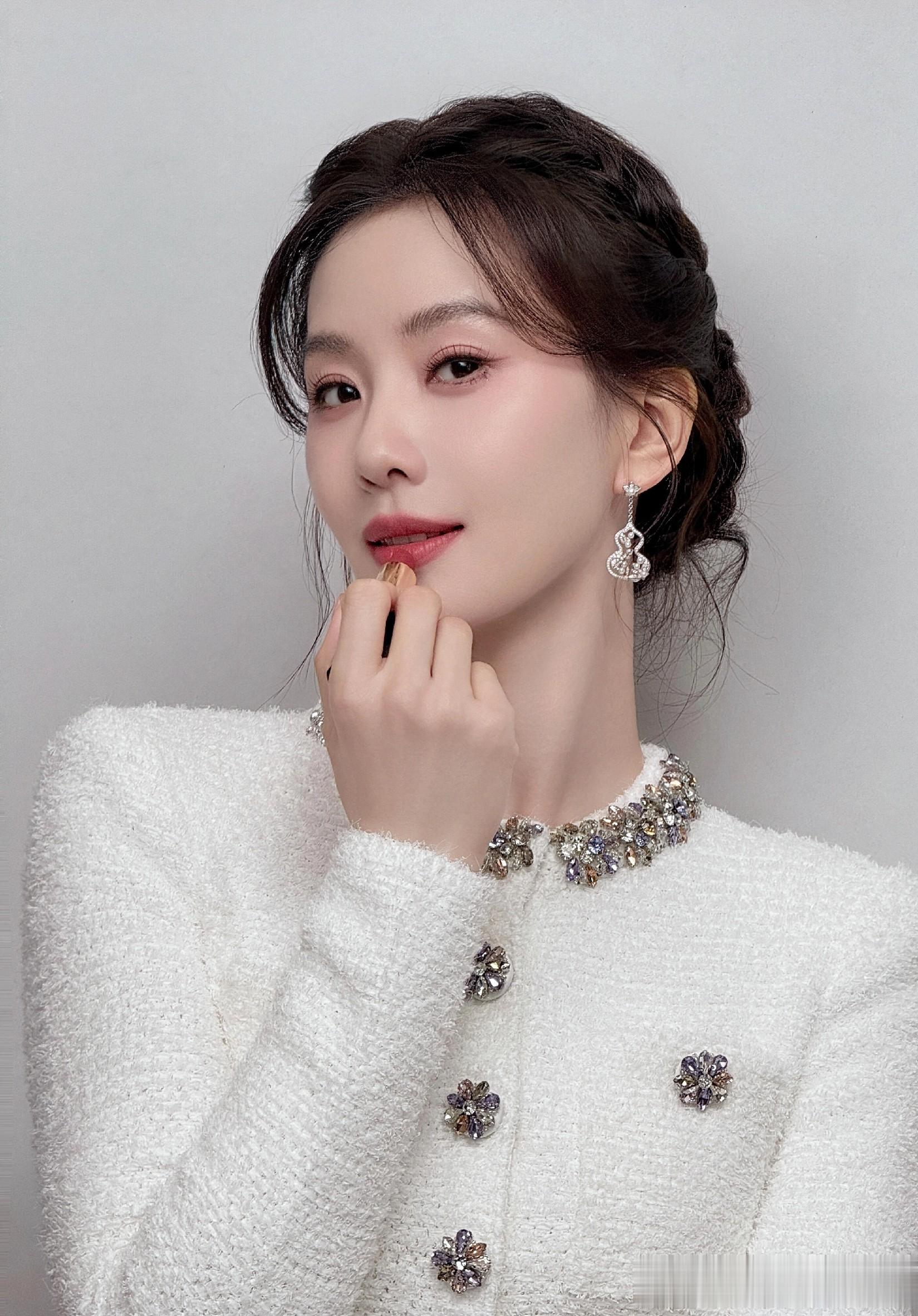 刘诗诗元旦美照封神，穿小香风发簪低挽，优雅女神新年第一抹温柔