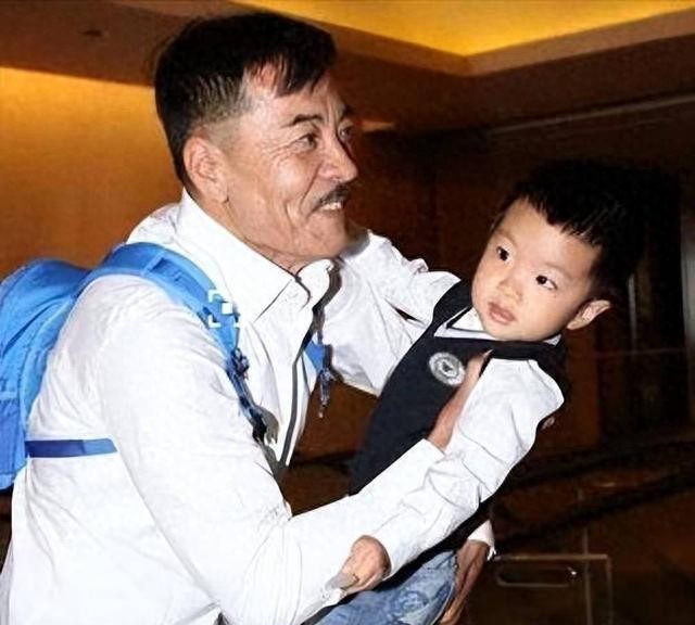 他用一封信和小22岁女友分手，娶八一厂员工为妻，51岁在美国当爹