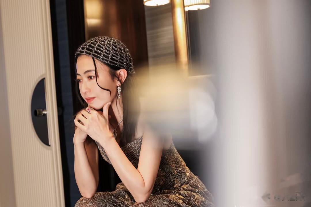 46岁甘比出席时尚晚宴，穿抹胸连体裤戴钩织帽子，比女明星还贵气