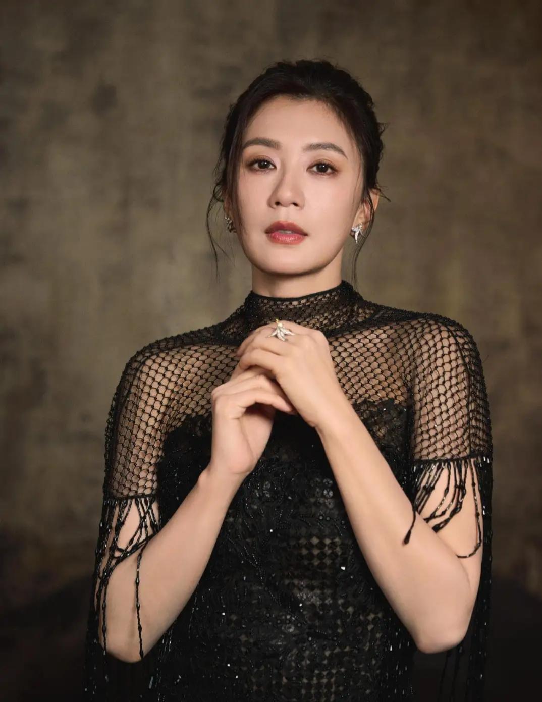 贾静雯一袭黑裙亮相国剧盛典，美得好耀眼