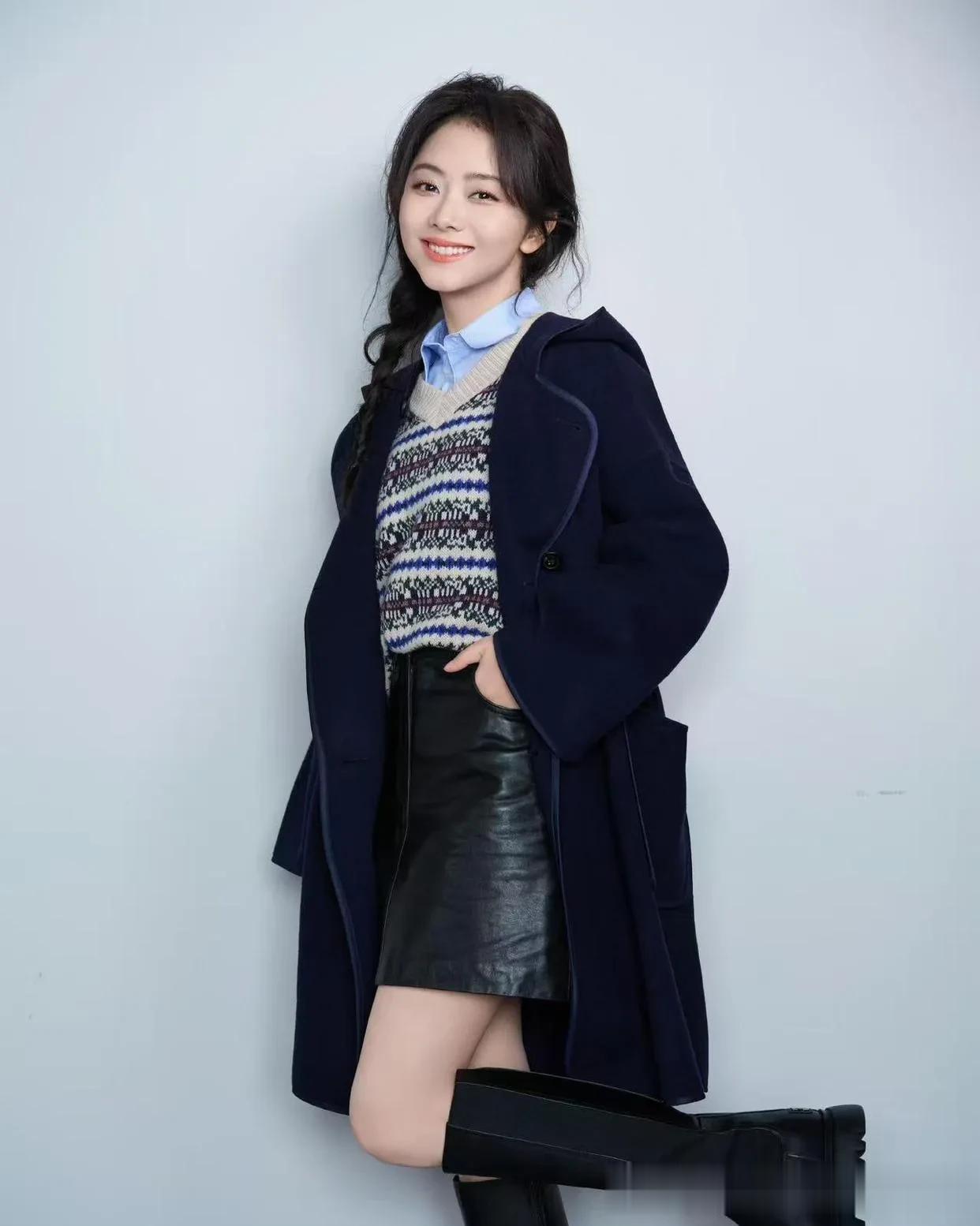35岁的谭松韵比00后更显嫩！穿藏蓝大衣+马甲+皮短裙，减龄又时髦