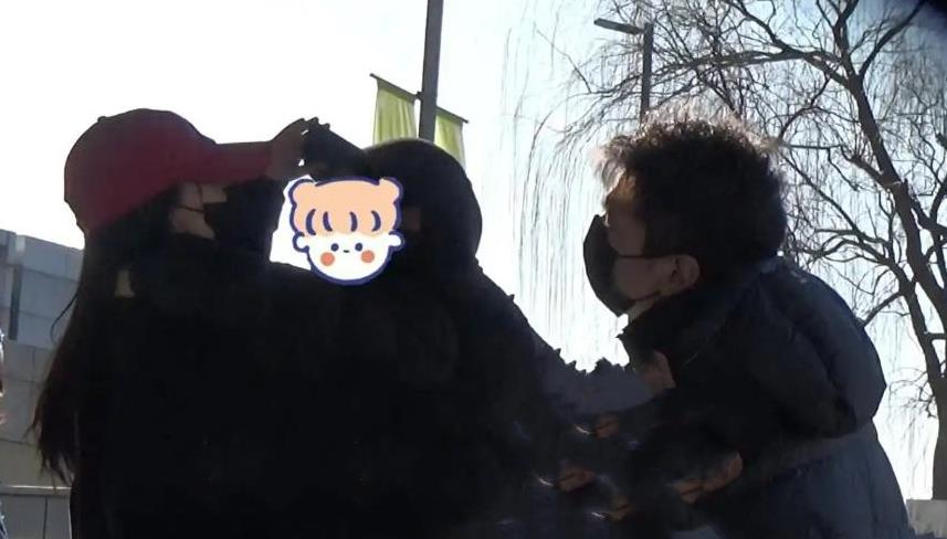 45岁高圆圆近照曝光，素颜状态下很年轻，与丈夫赵又廷接女儿放学