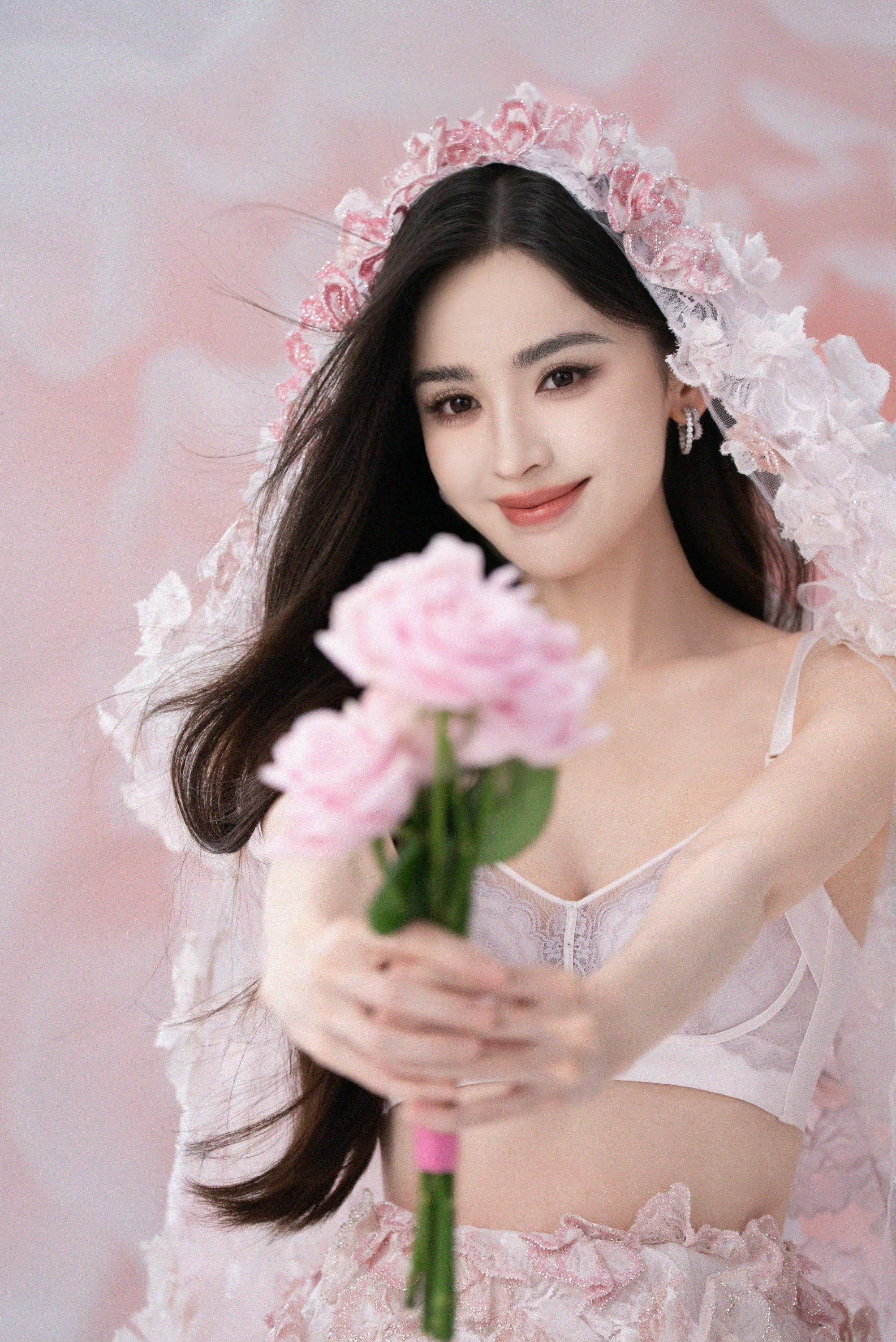 古力娜扎——花瓣蕾丝胸衣的诱惑