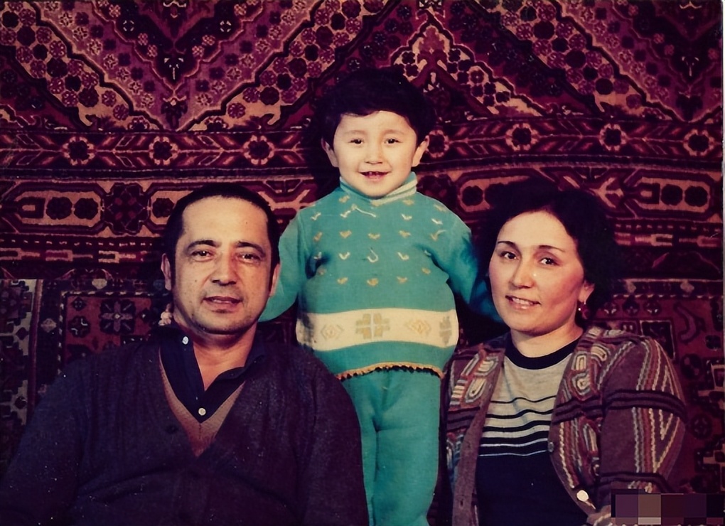 母亲是演员，二婚重组嫁翻译官父亲，难怪42岁尼格买提离婚无儿女