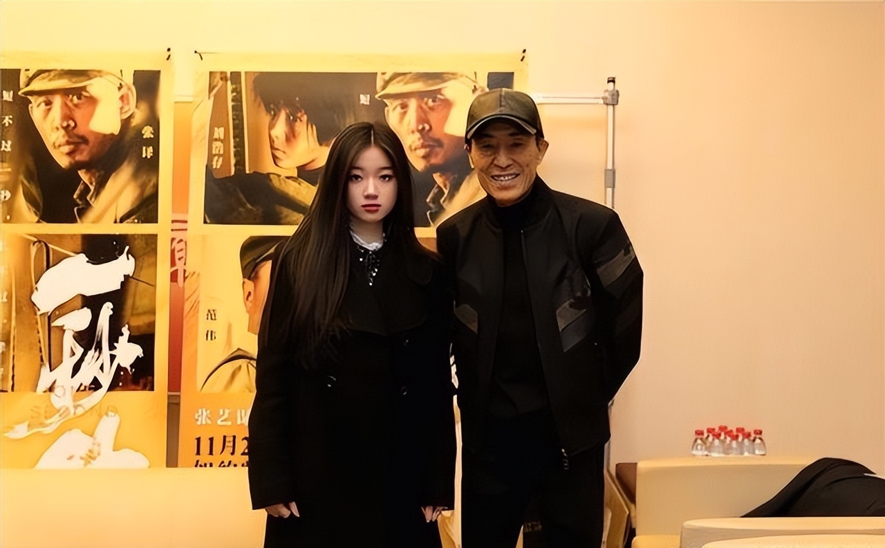 年仅18却疯狂捞金，单依纯家境被曝光后，才知道她为何着急赚钱！