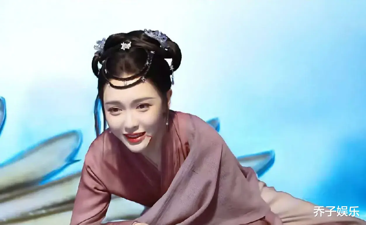 念无双：这是唐嫣假吃被“现场处刑”了吗，相比较赵丽颖太敷衍了