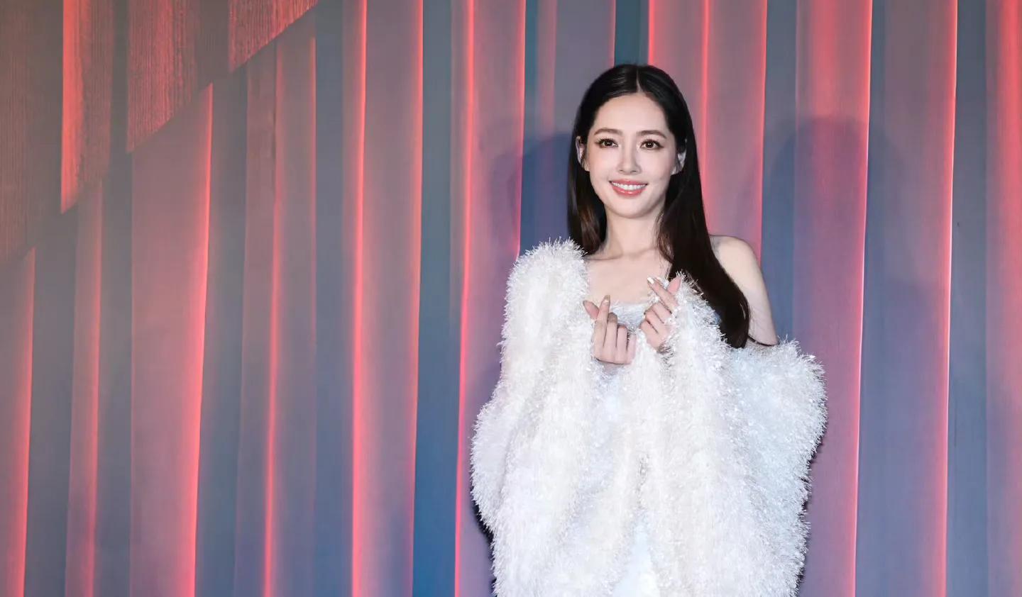 郭碧婷最新亮相！颜值回春仙气飘飘，父亲病情好转，向太给很多钱