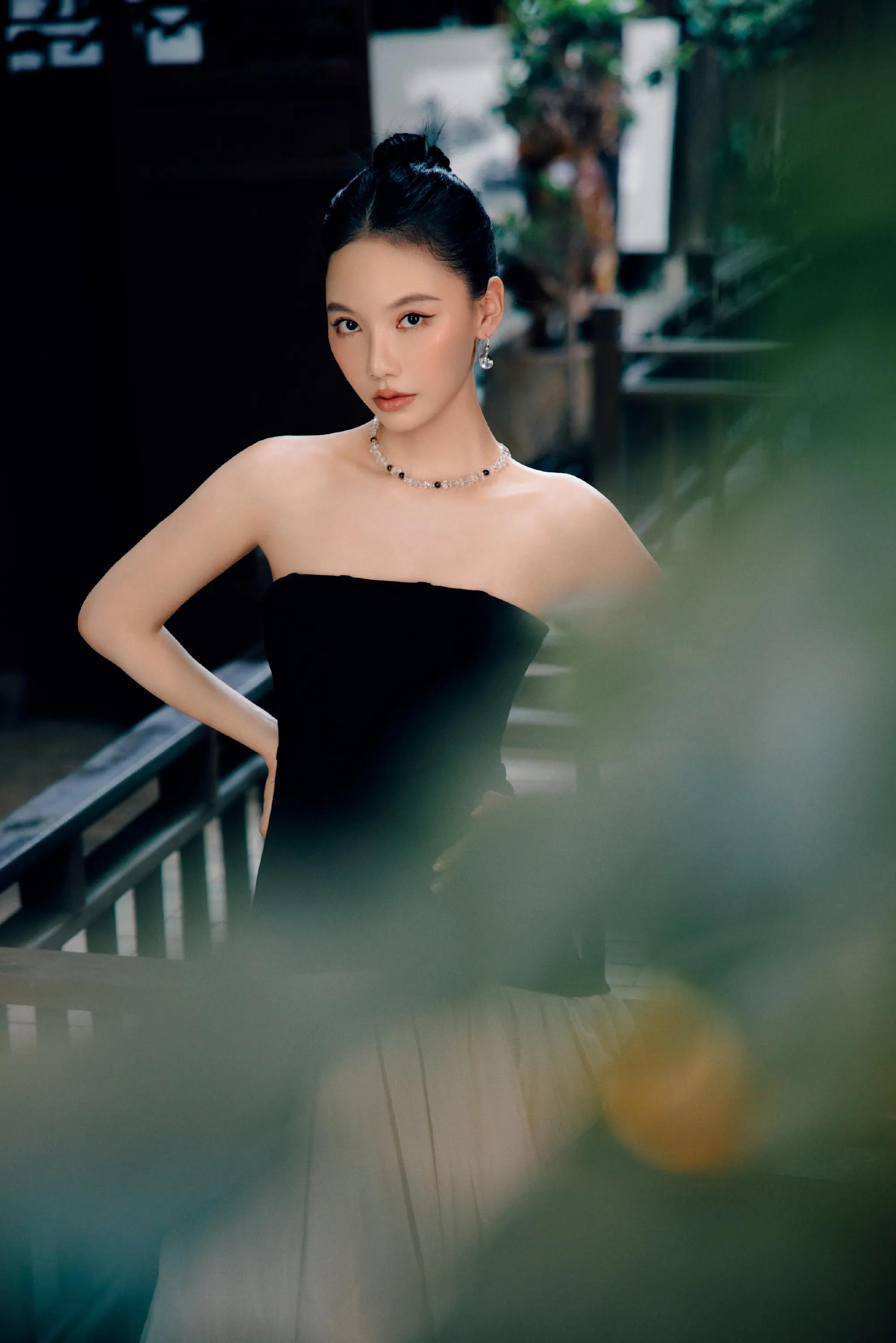 歌手贺敬轩黑色抹胸裙写真,真有气质