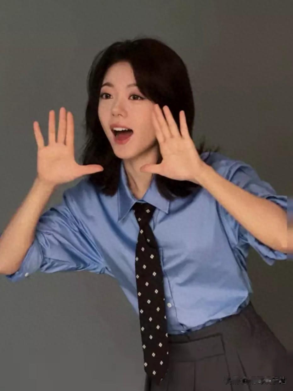 蓝衫百褶裙加身,赵今麦甜笑太迷人