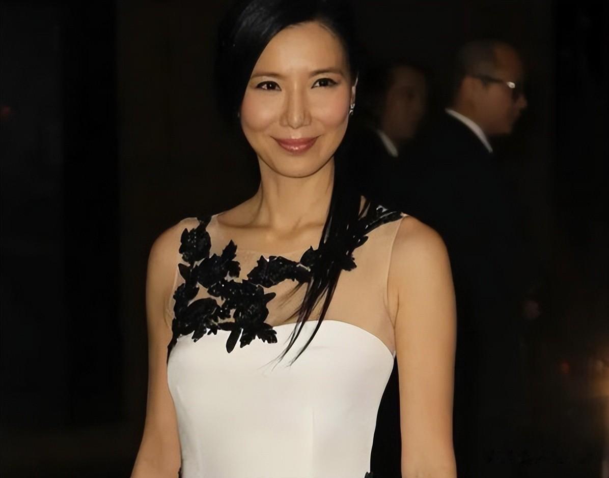 香港性感“江湖大嫂”复出，逆生长惊呆网友，自曝旧照黑到认不出