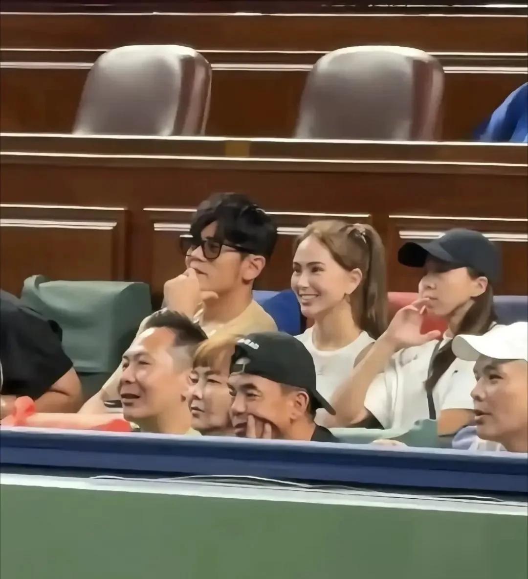 周杰伦夫妻现身上海大师赛观看比赛，32岁昆凌瘦脱相，看起来憔悴