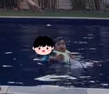 李念带俩儿子游泳,穿长袍露大长腿身材真好,豪宅气派带私人泳池