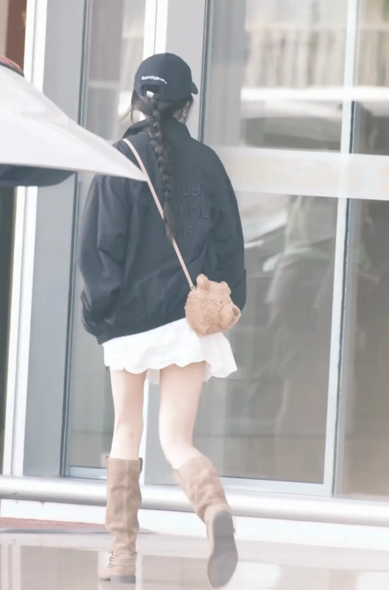 杨幂可真会穿！穿黑色夹克+白色半身裙+长靴，时髦洋气还显身材！ ?