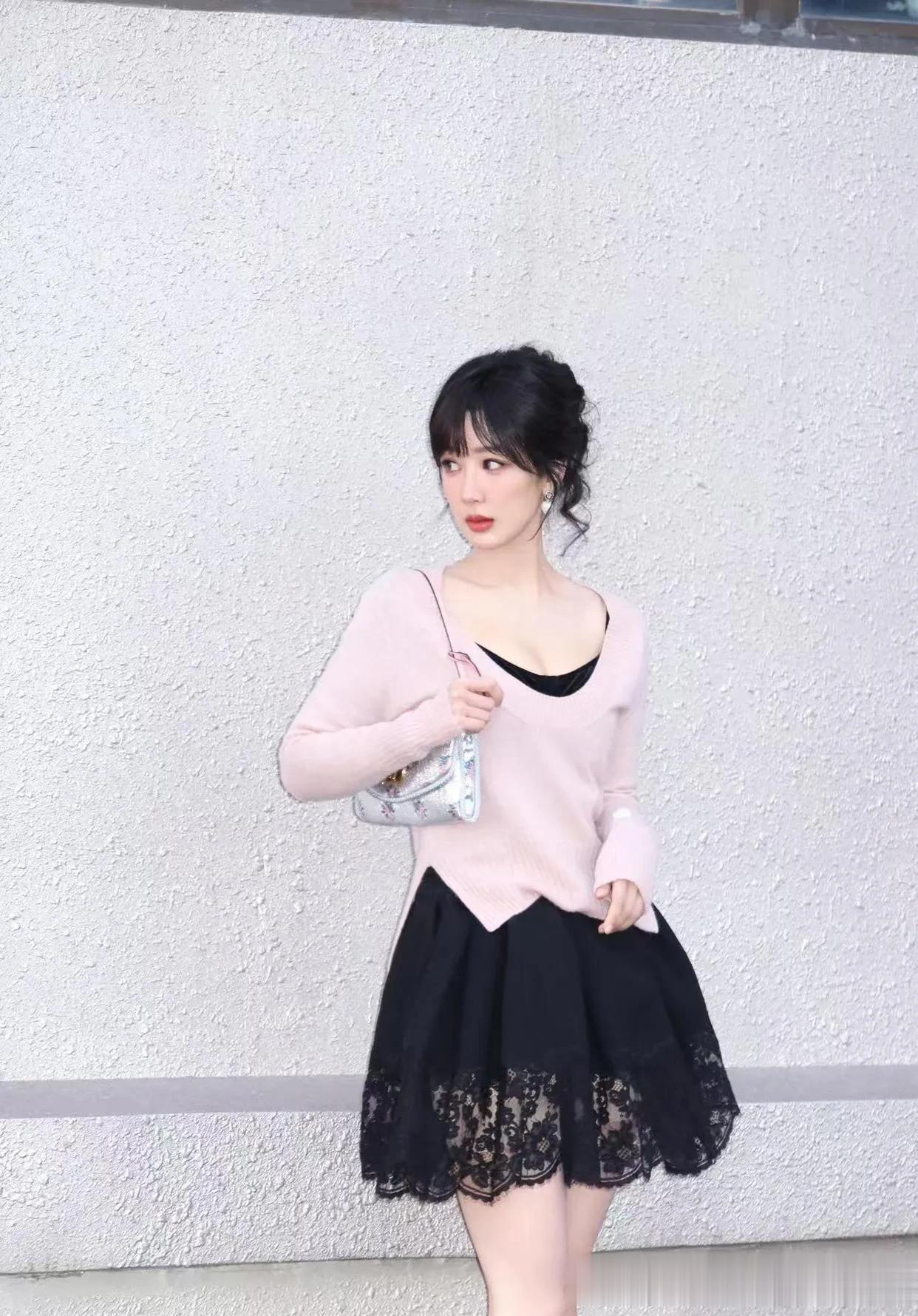 32岁杨紫换风格后大变样！穿粉色毛衣+蕾丝蓬蓬裙，减龄又少女！