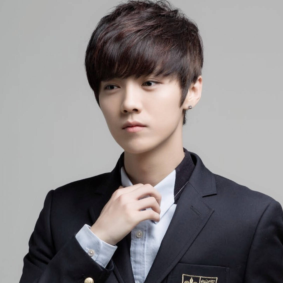 鹿晗8000万豪宅曝光：60万音响和非遗纸巾盒，刻意露膝盖引热议