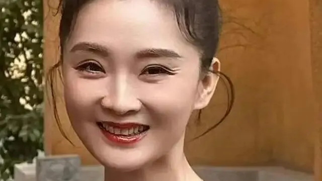 王艳母子俩布置家里，球球穿搭时尚，身材高大又帅，皮肤白皙细嫩