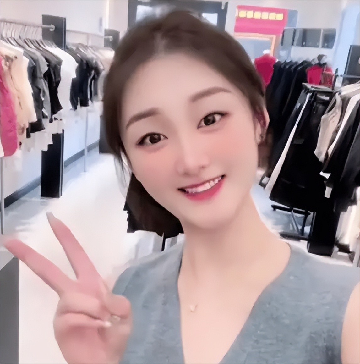 不装了!和朱小伟离婚4年,耗尽人气回心转意的陈亚男,原形毕露