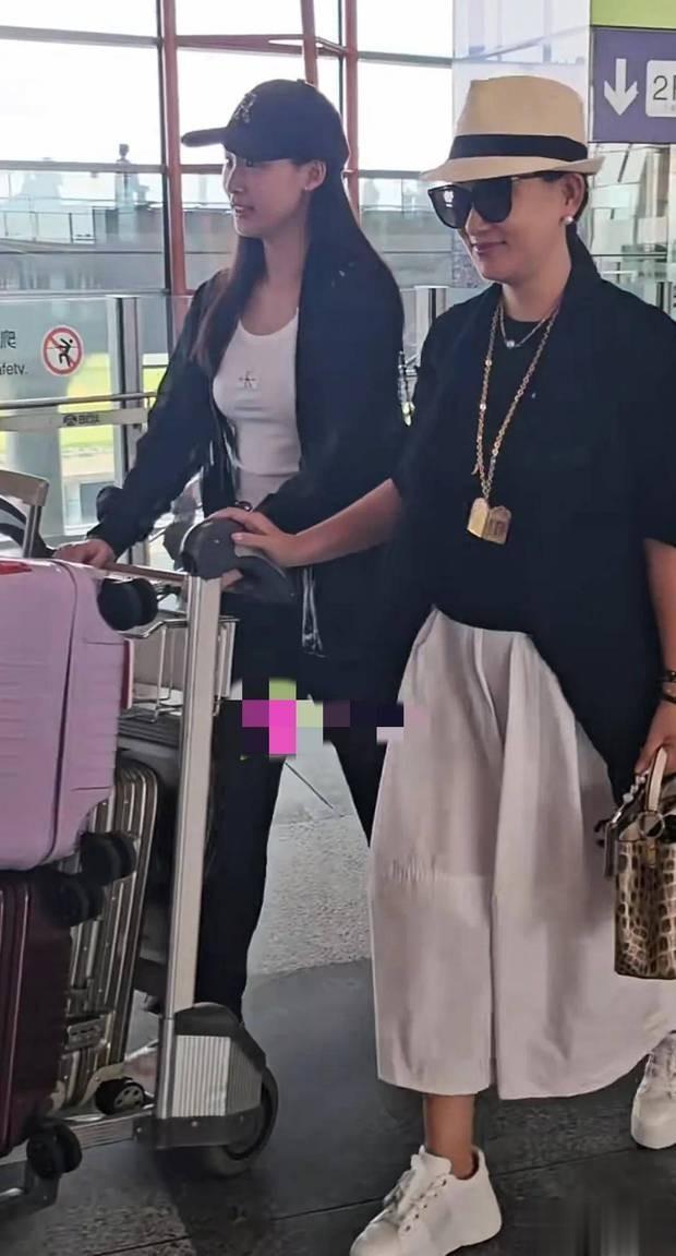 赵文卓一家三口回国！17岁大女儿自己推3箱大行李！比妈妈还高