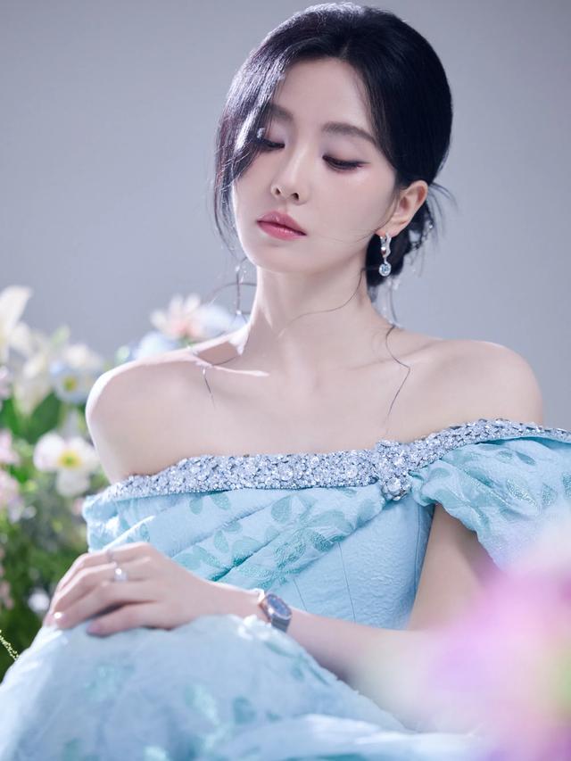 刘诗诗抹胸蓝色礼裙,海天蓝裙将夏日柔波载进衣褶