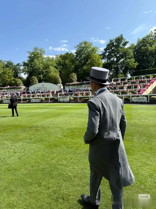 朱珠和老公现身赛马场，一身白色穿搭复古优雅，女王气场拉满
