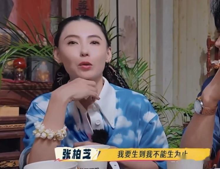 张柏芝带小儿子现身机场！胳膊戴满大金镯很阔气，把俩儿子留澳洲