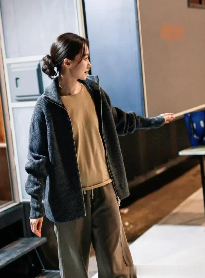 张小斐私服穿搭真简约！灰色针织开衫+阔腿裤，休闲随性又舒适！