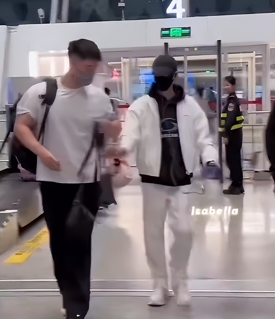 白鹿素颜接受采访,皮肤白皙像女高中生,大方得体不怯场