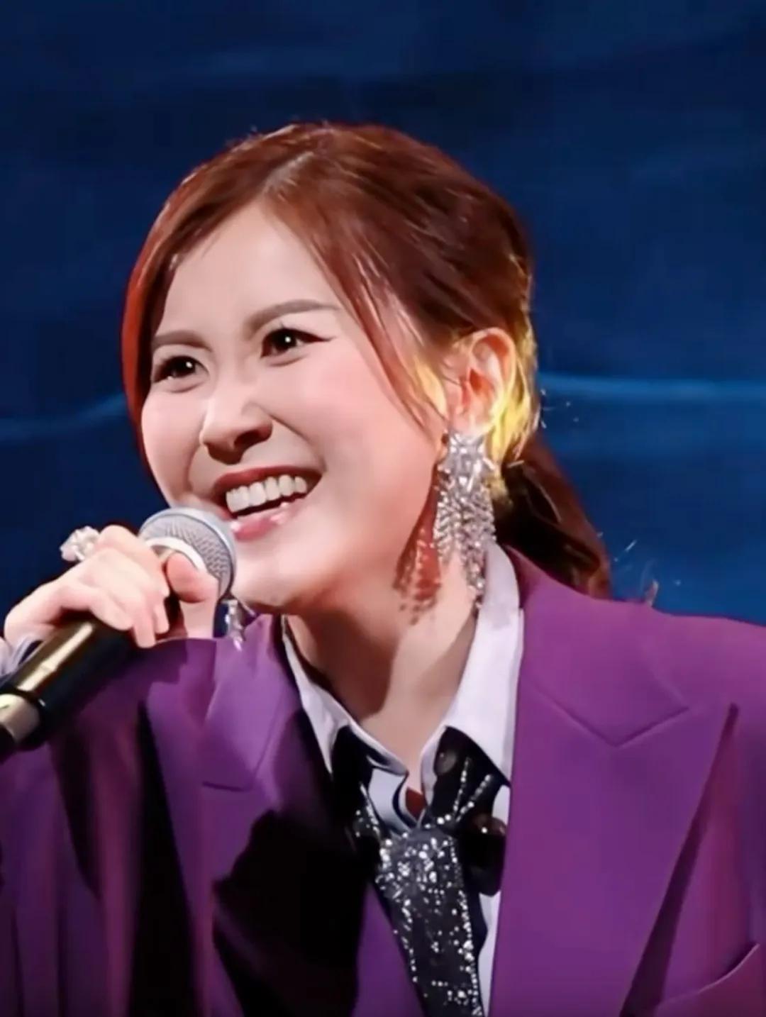 TVB小花登台唱歌被指表情狰狞好吓人,认表现未如理想：会继续努力