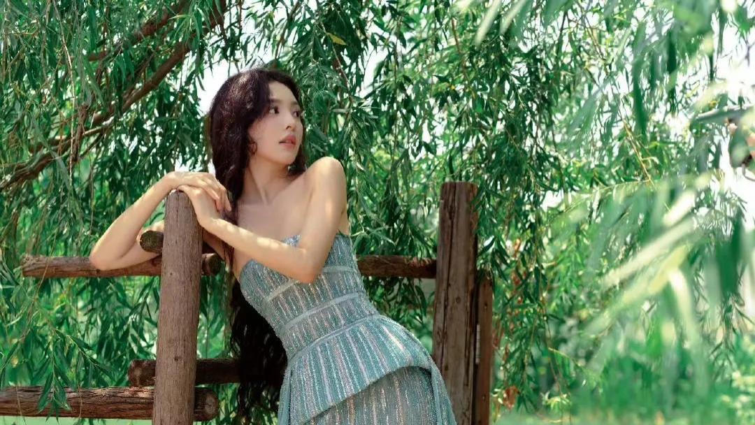 章若楠的清纯，恰似一江春水向东流，清澈见底。