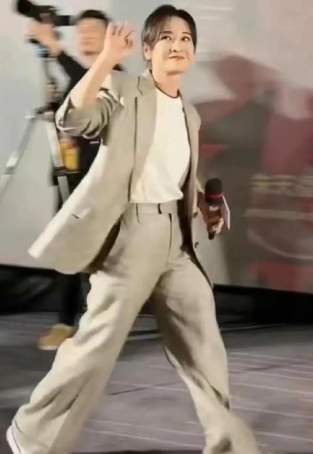 贾玲最新近照曝光!网友震惊:这才是健康的身材,瘦身期太不真实