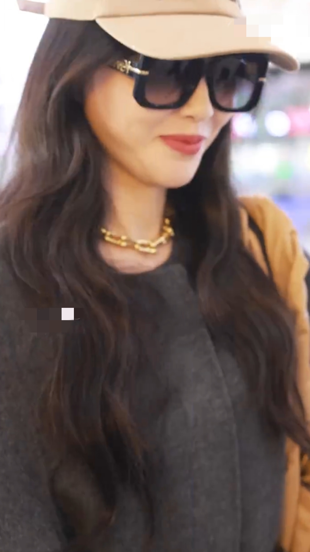 唐嫣出发米兰时装周,双手插兜走起酷飒风,抿嘴偷笑破防变可爱了