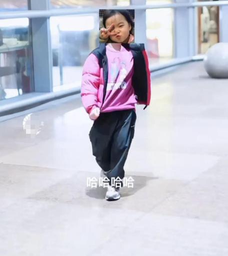 白百何内涵王传君后现身！面无血色看着憔悴，17岁儿子长得像前夫