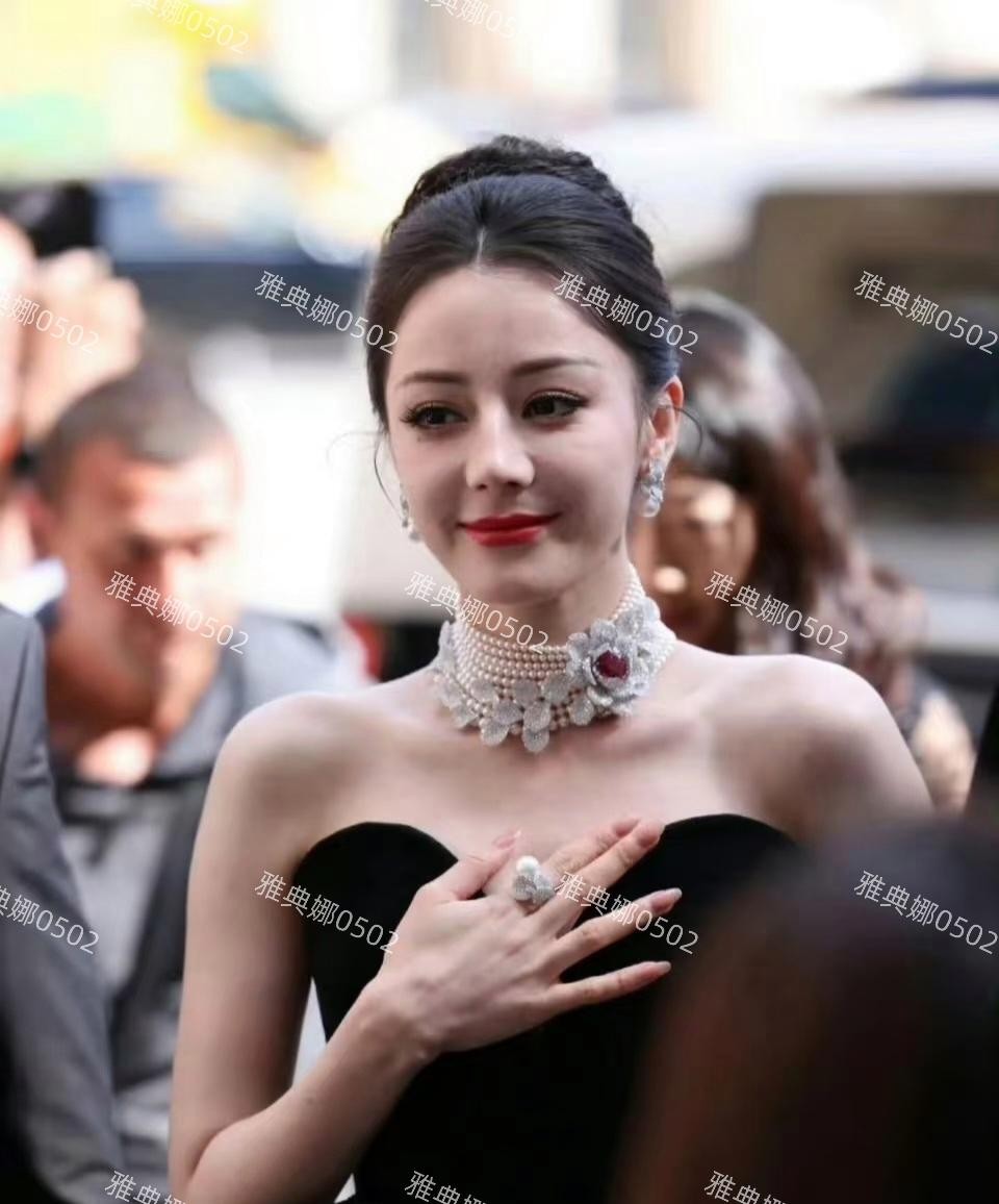 迪丽热巴到底怕谁看?拿麦克风死死挡着胸口,颜值下滑身材肥腻!