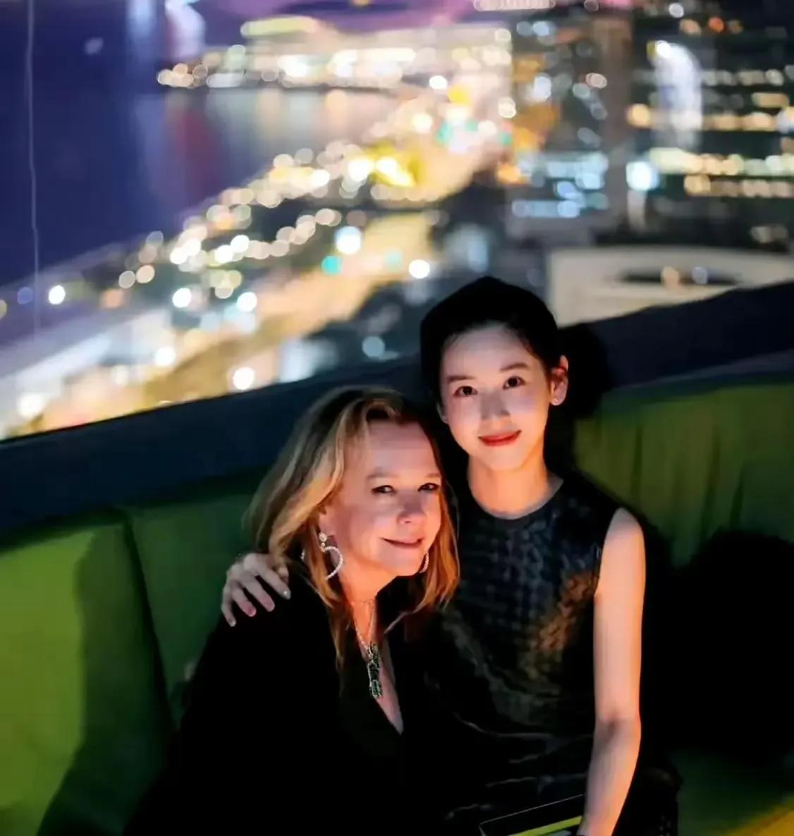 31岁章泽天香港看展瘦成仙女,生仨娃竟还像少女!