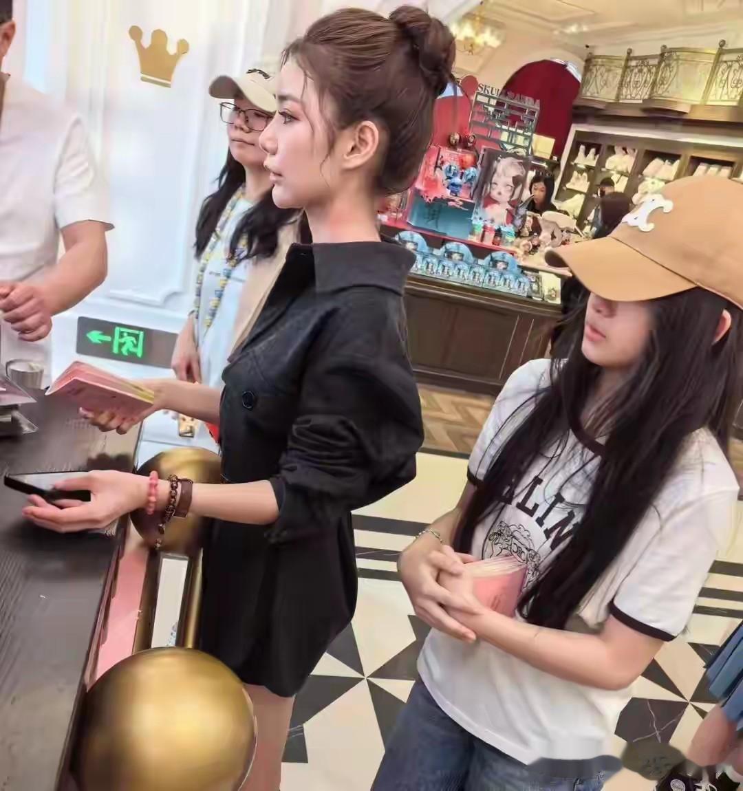 谁说马筱梅不爱玥儿箖箖？接到电话立马停播，因为孩子说想她了