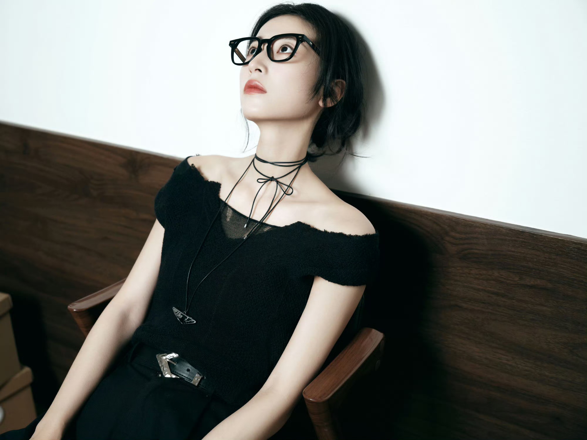 周雨彤黑色穿搭的职场眼镜姐姐