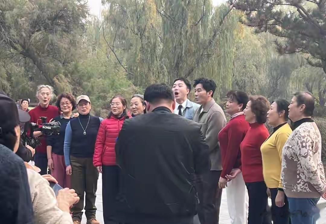 46岁李晨太接地气，公园遛弯被大妈围观，无架子互动画面笑翻网友