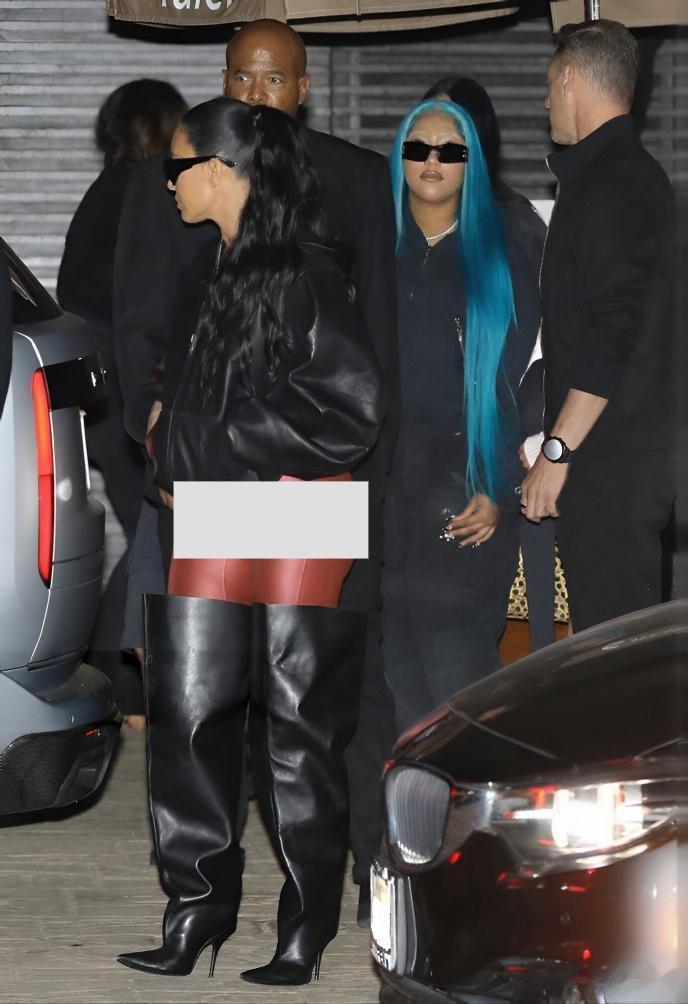 金卡戴珊带女餐厅约会，穿搭有点辣眼了！比安卡：不是让我多穿？