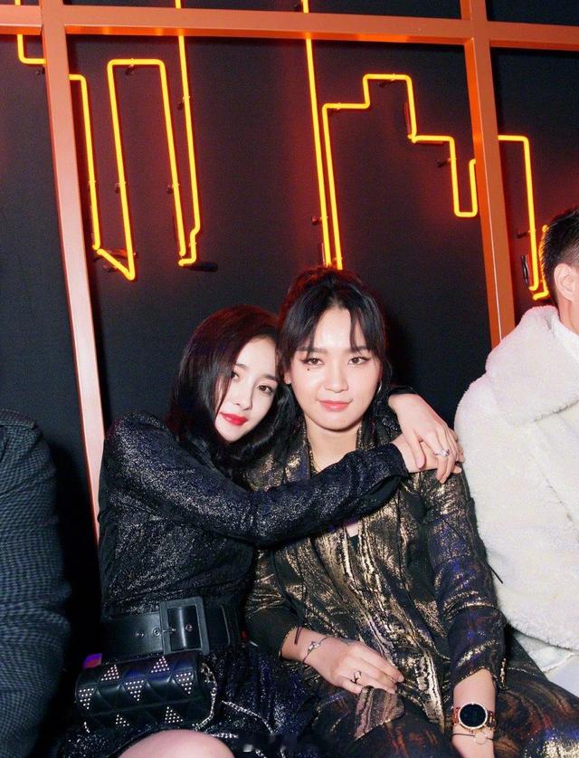 大幂幂优雅黑裙，红唇轻启，闪耀整个现场！