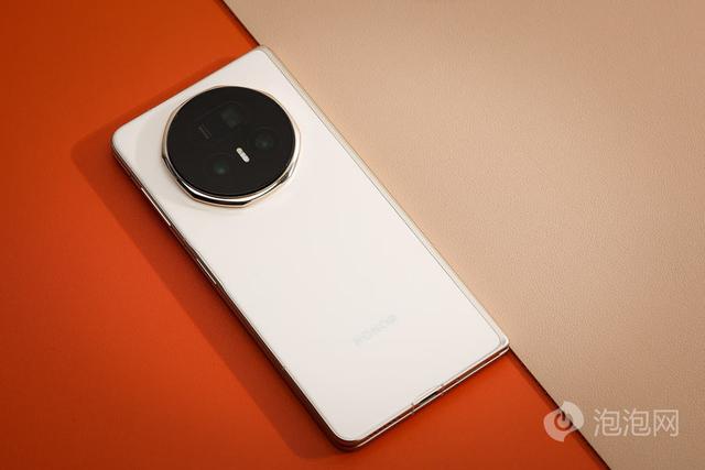 轻薄、性能全都要的“V5霸气”！荣耀Magic V5用实力诠释折叠机皇不做妥协